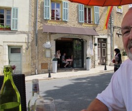 Montauroux bistro, waitress runs the gauntlet across the road montauroux2