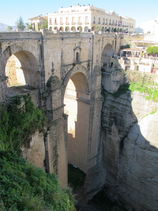 Ronda - the "New Bridge" 17th century - our lunch restaurant on the right Ronda4