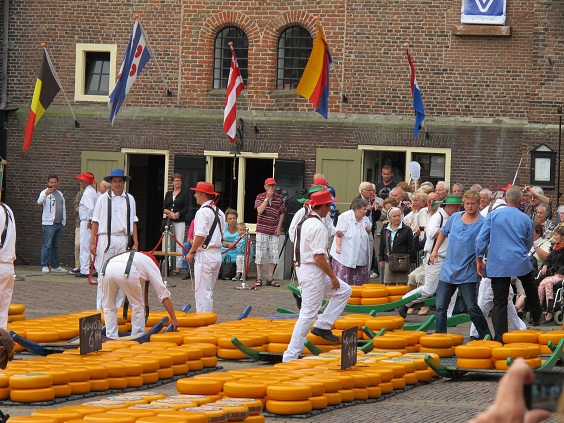 Porters loading up for weighing Alkmaar3